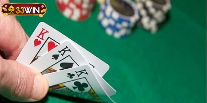 So sánh cách chơi bài cào online và truyền thống